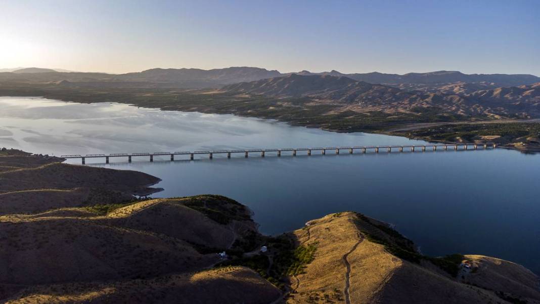 Gün batımı mı, tren mi daha güzel? Bu köprüde ikisi de var! 1986'dan beri ayakta, Fırat'ın incisi 1